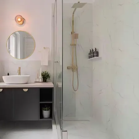 Near Metro, Center Apartment *