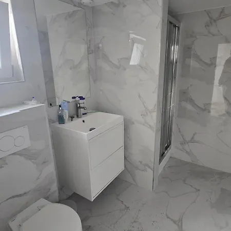 Apartment Escape Sleeps 6