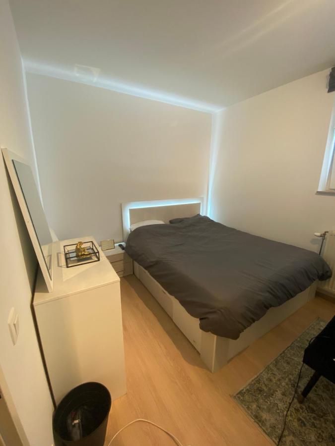 Chambre, Salle Sport, Grand Patio, Salle De Bain - Luxueux Appartement Idealement Localise Dans Le Centre De Bruxelles Homestay Brussels