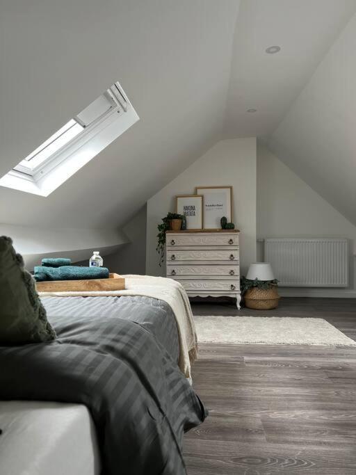 Lovely 2-bedroom Duplex W/ Balcony In Appartement