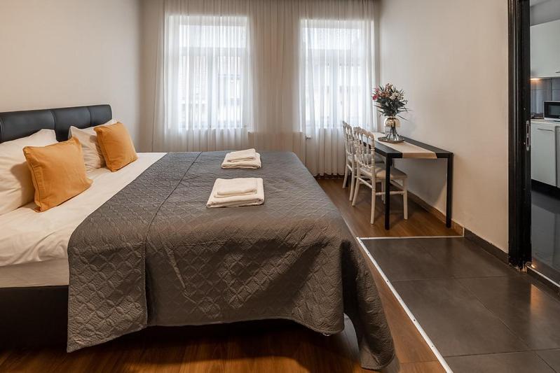 Dupont Gare Du Nord * Brussels