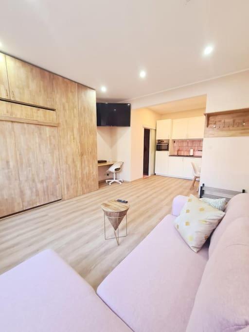 Magnolia Pink New And Fully Equipped Brussels