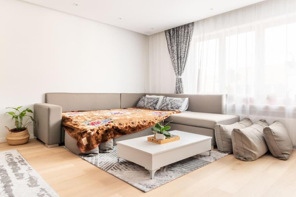 Căn hộ European Heart 2-bedroom Flat.
