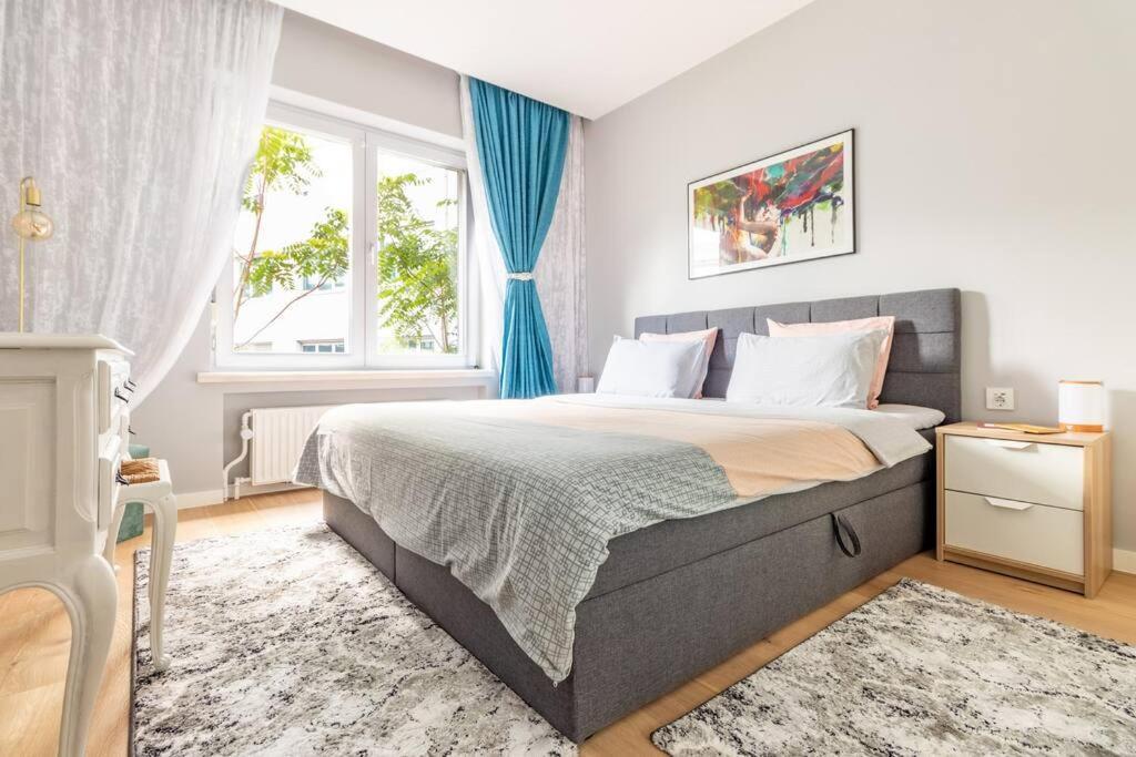European Heart 2-bedroom Flat. Căn hộ *