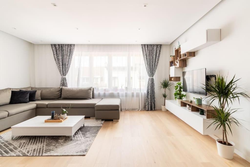 Căn hộ European Heart 2-bedroom Flat.