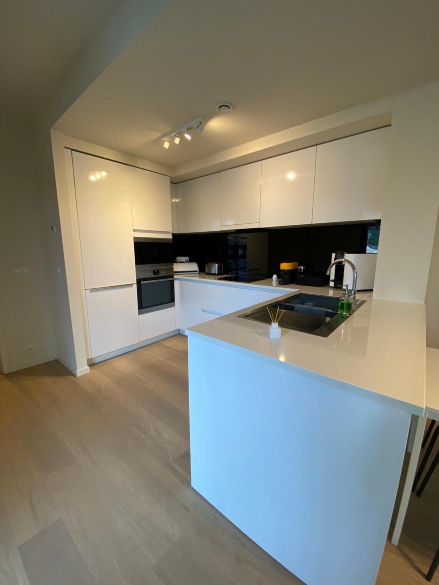 Appartement Residentiel Tour Et Taxis Et Parking *