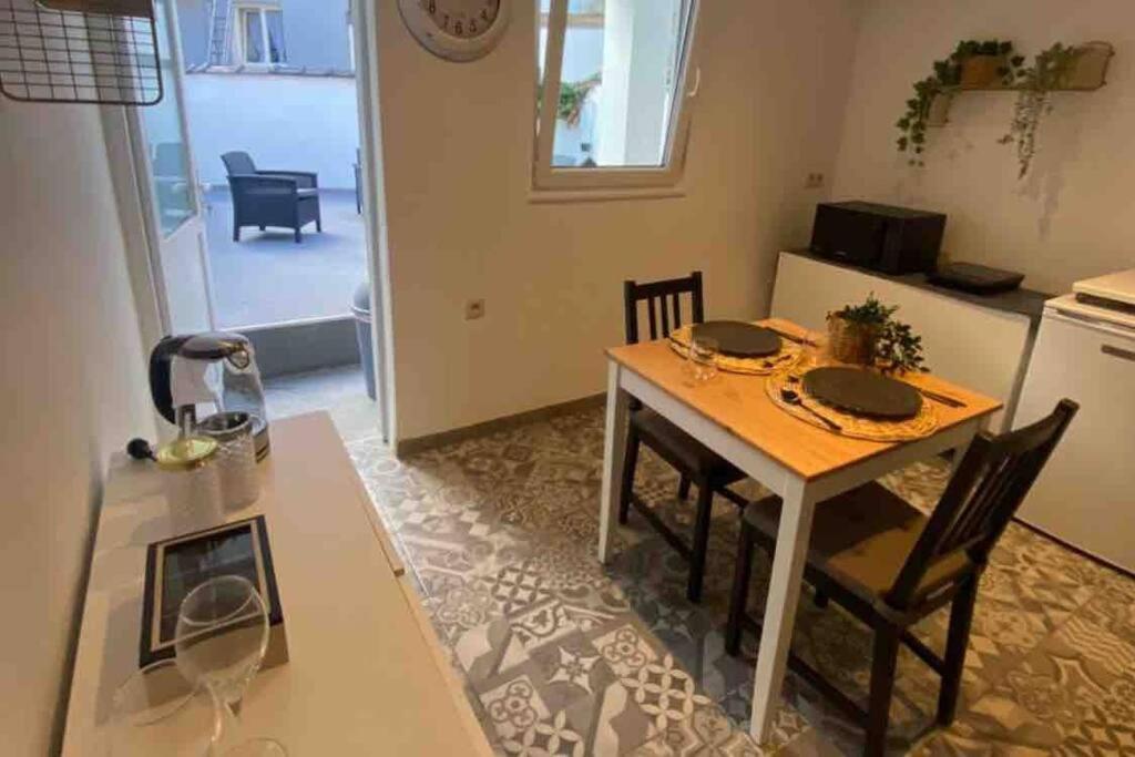 Superbe Full Equipe Avec Cour Exterieur *