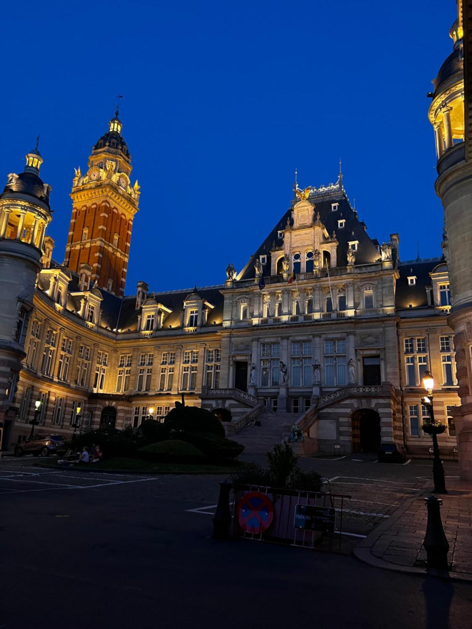Lumineux Dans Un Quartier Anime
