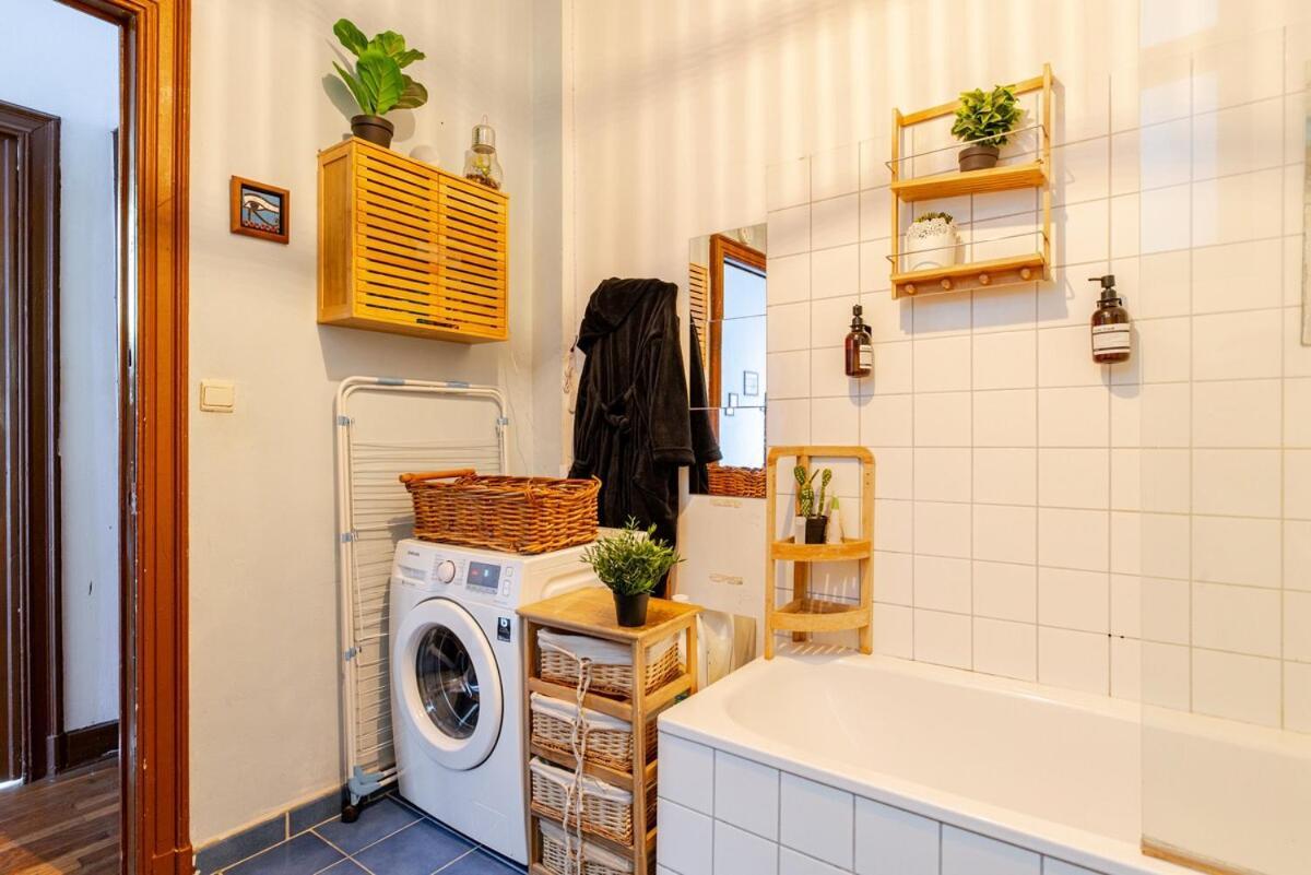 Luxury At Grand Place & Manneken Pis *