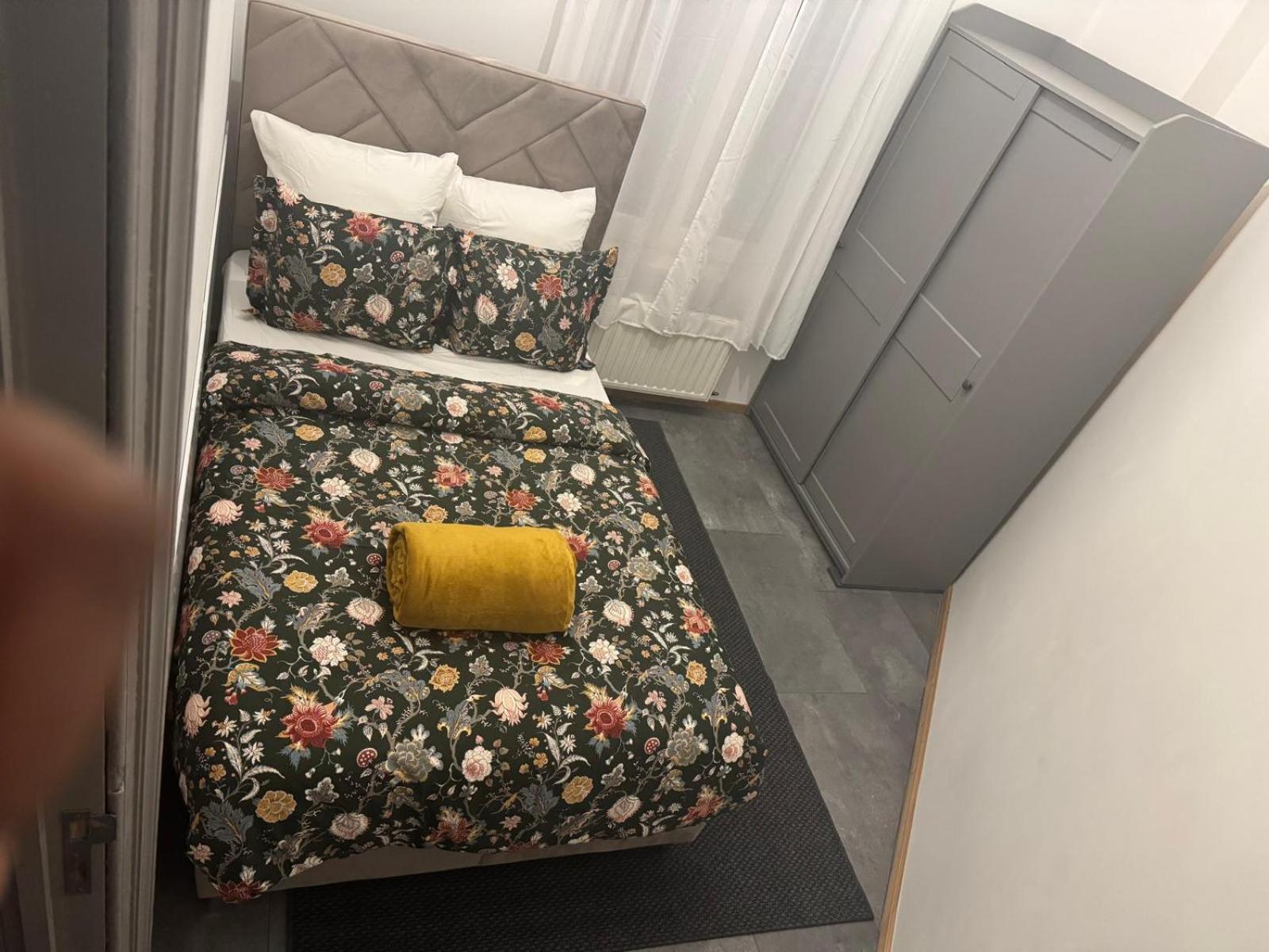 La Perla Louise Apartment