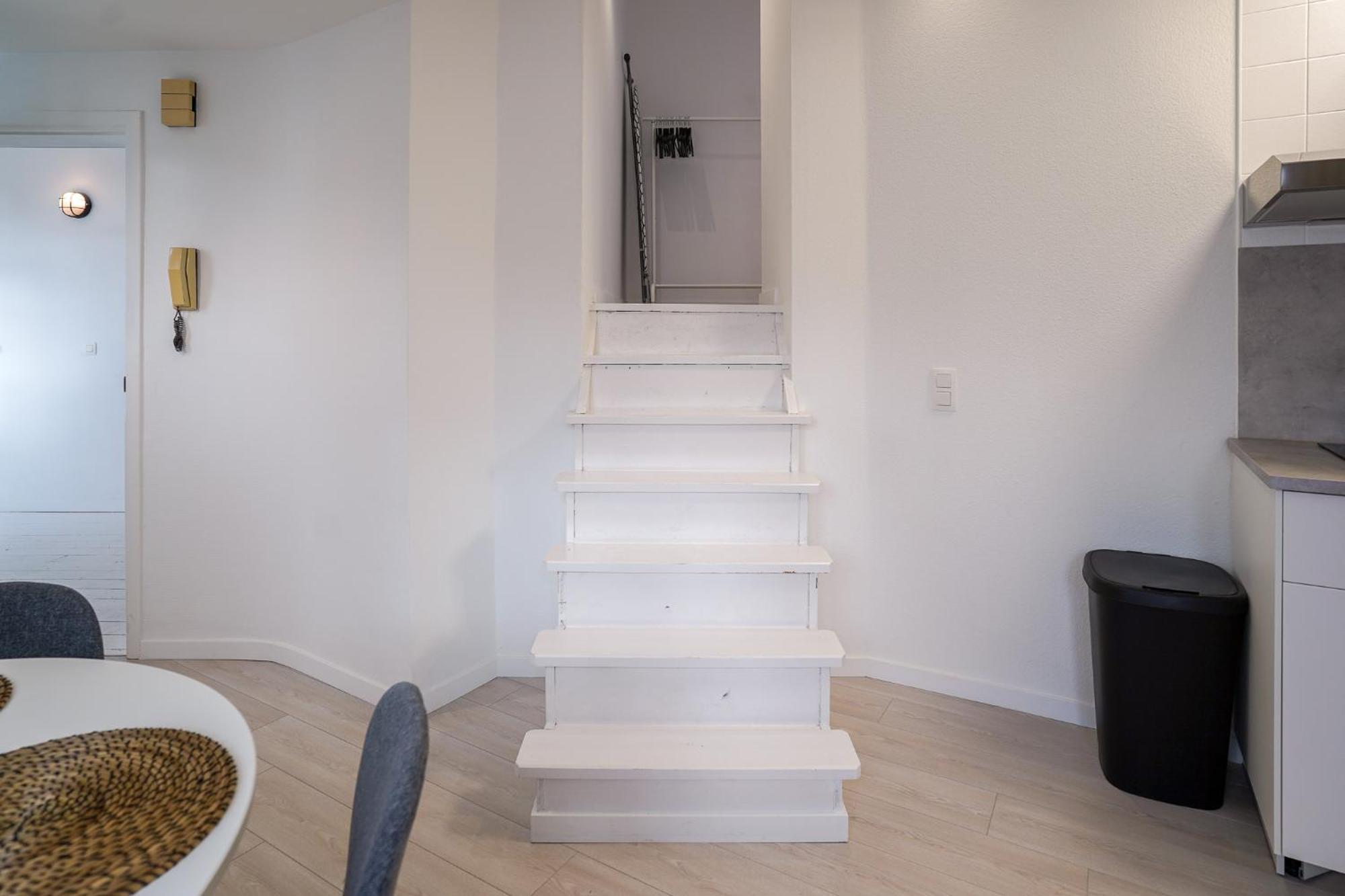 Luxembourg 6 * Brussels