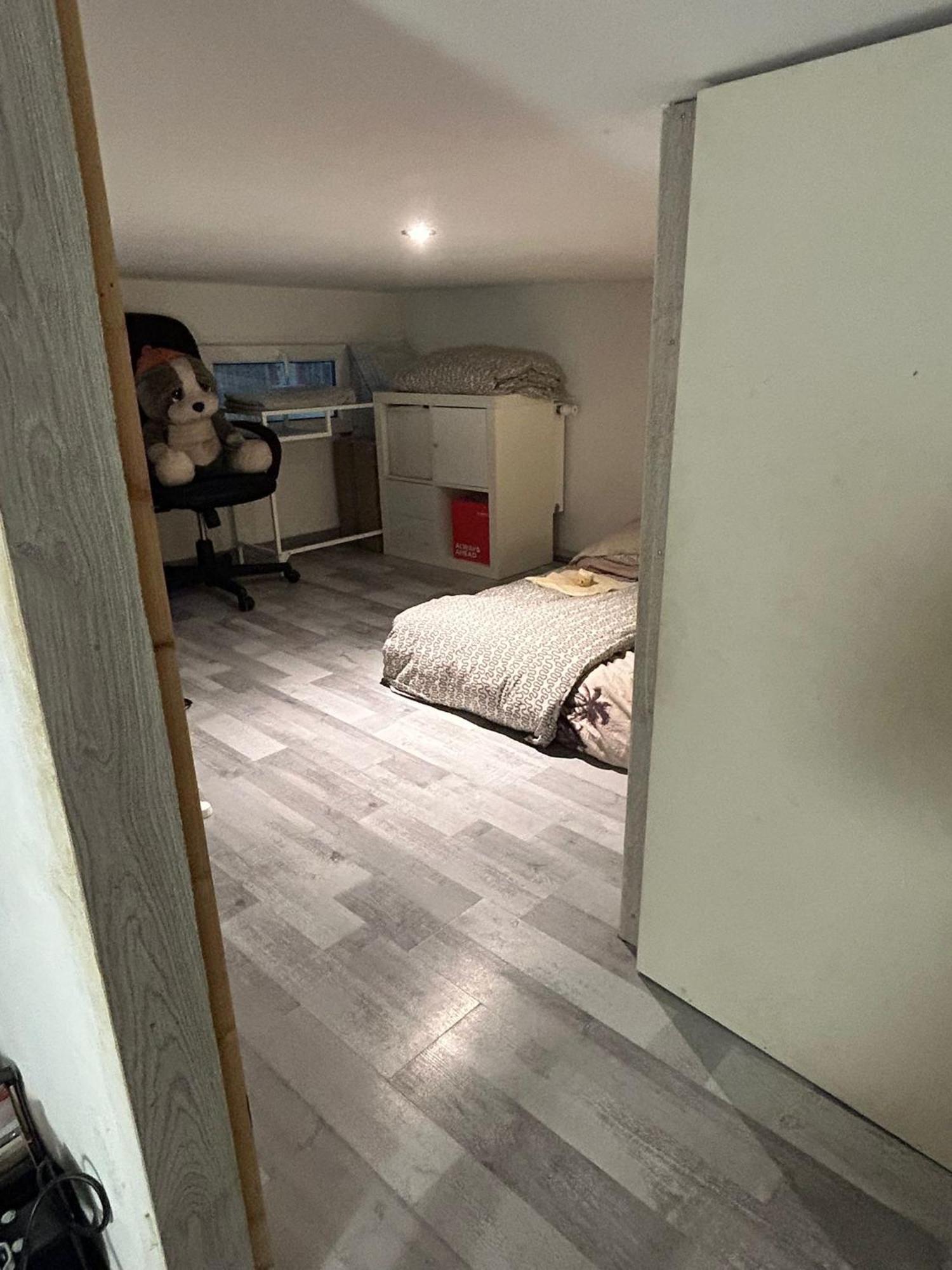 Homestay Belle De 1,30 Cm De Hauteur A Midi