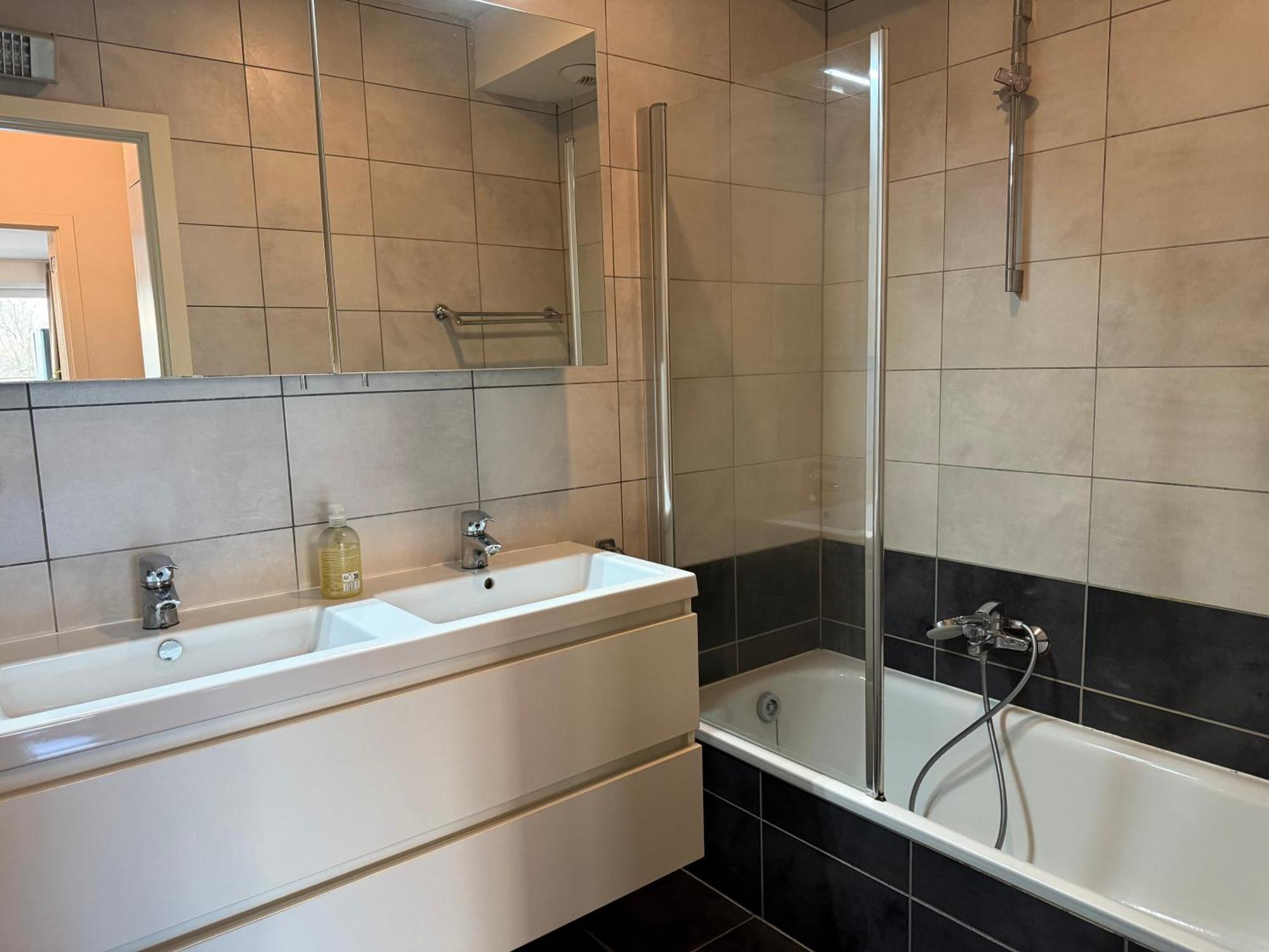 Stunning With 2 Bedrooms - Sleeps 6