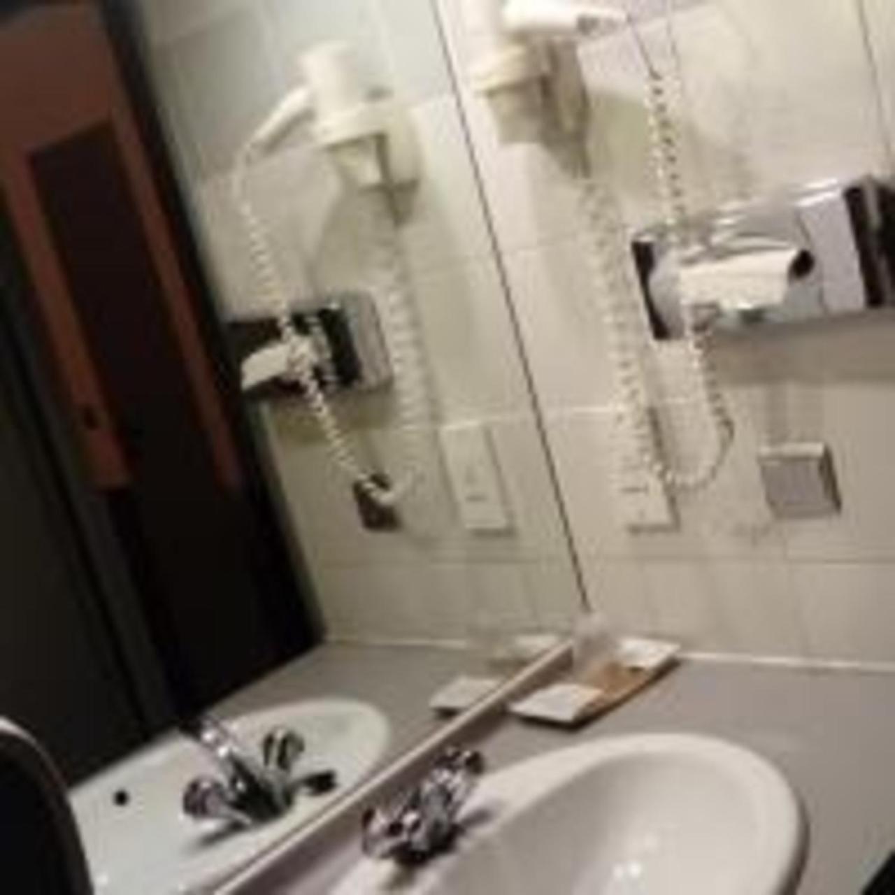 Hotel Brussels Khách sạn 3*