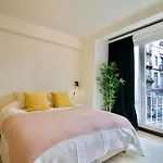 Splendid & Cosy Studio - Perfect Location \'Stephanie-Louise Area\'