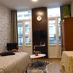 Superbe Studio Au 1Er Etage, Proche De La Gare Du Midi