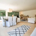 Appartement Tres Lumineux De 120m2 *