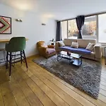 Studio Near Place Stephanie