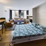 Studio Near Place Stephanie