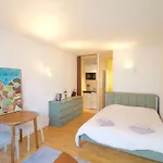 Beautiful And Bright Apt Avlouise