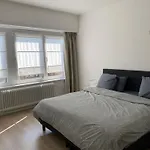 Une Belle Etage A Stockel With Charming Patio