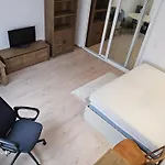 Cosy 2 Bedroom Apartment With Garden