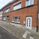 Cosy 2 Bedroom Apartment With Garden