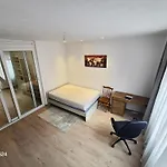 Cosy 2 Bedroom Apartment With Garden
