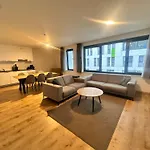 Modern 2 Bedroom Apartment For 6 - City Center