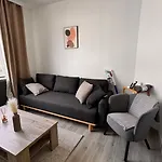 T2 Neuf Quartier Calme Central Et Transport Devant