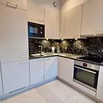 Modern Cozy Flat Close To Attractions & Transport