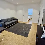 Modern Cozy Flat Close To Attractions & Transport