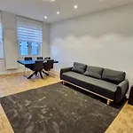 Modern Cozy Flat Close To Attractions & Transport