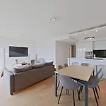 Stylish 2Br Apartment With Balcony