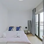 Stylish 2Br Apartment With Balcony
