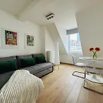 The Central Experience - 2 Bedroom Bright, Spacious & Central