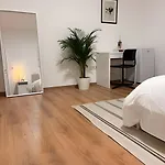 Cozy Private Room With Terrace & Workspace