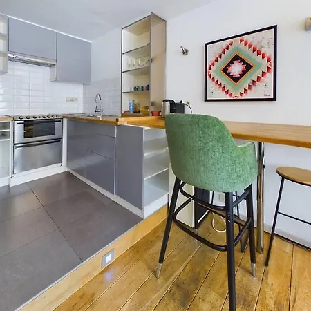 Studio Near Place Stephanie Apartment