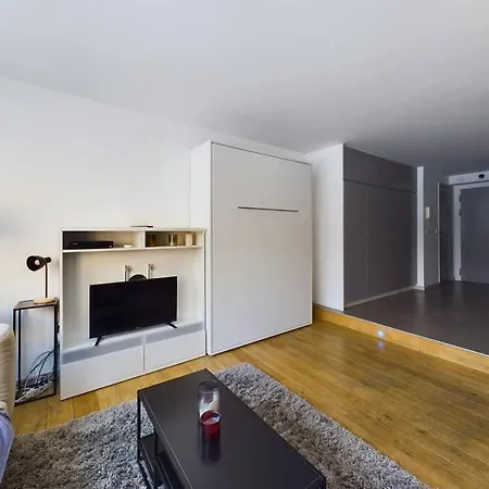Studio Near Place Stephanie Apartment