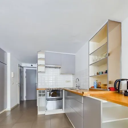 Studio Near Place Stephanie Apartment *