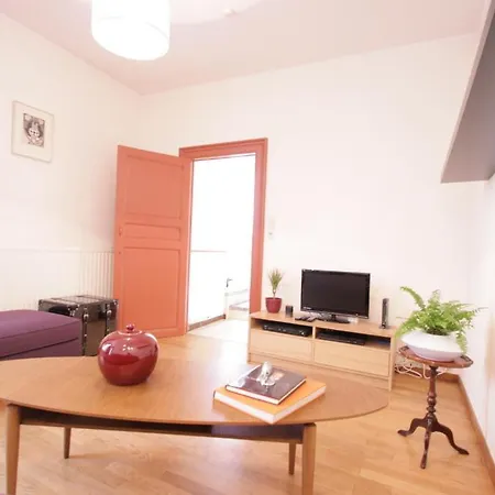 Trone Apartment