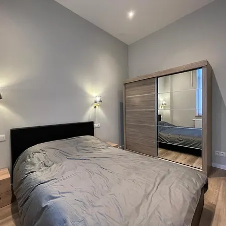 Midi Station Apartment