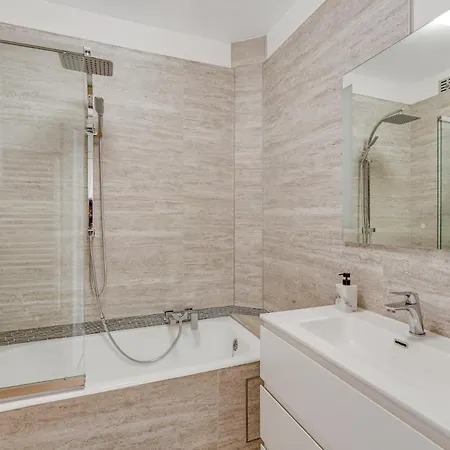 2 Bedroom Midi Apartment *