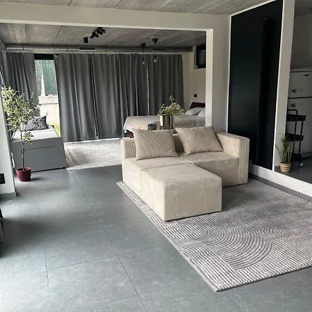 Airport Apartment *