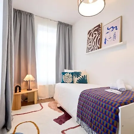 Charming 2br Near Eu In Grand Place Apartment *