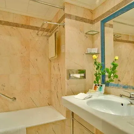 Crowne Plaza Europa Hotel 4*