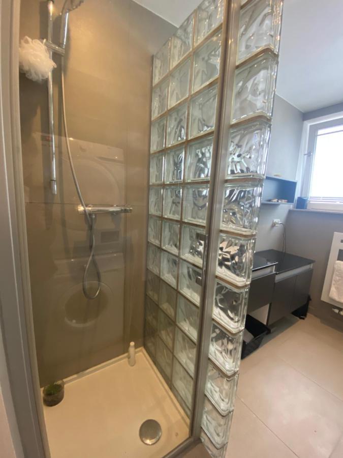 Chambre, Salle Sport, Grand Patio, Salle De Bain - Luxueux Appartement Idealement Localise Dans Le Centre De Bruxelles Bruxelas
