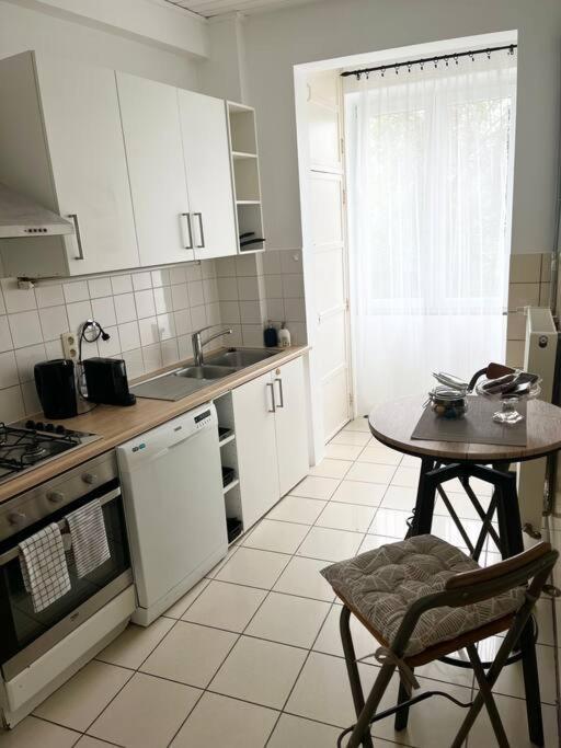 Stylish Two Bedroom Flat Apartment *