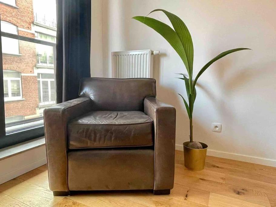Elegant Canal-view Duplex With Free Parking Apartment Brussels