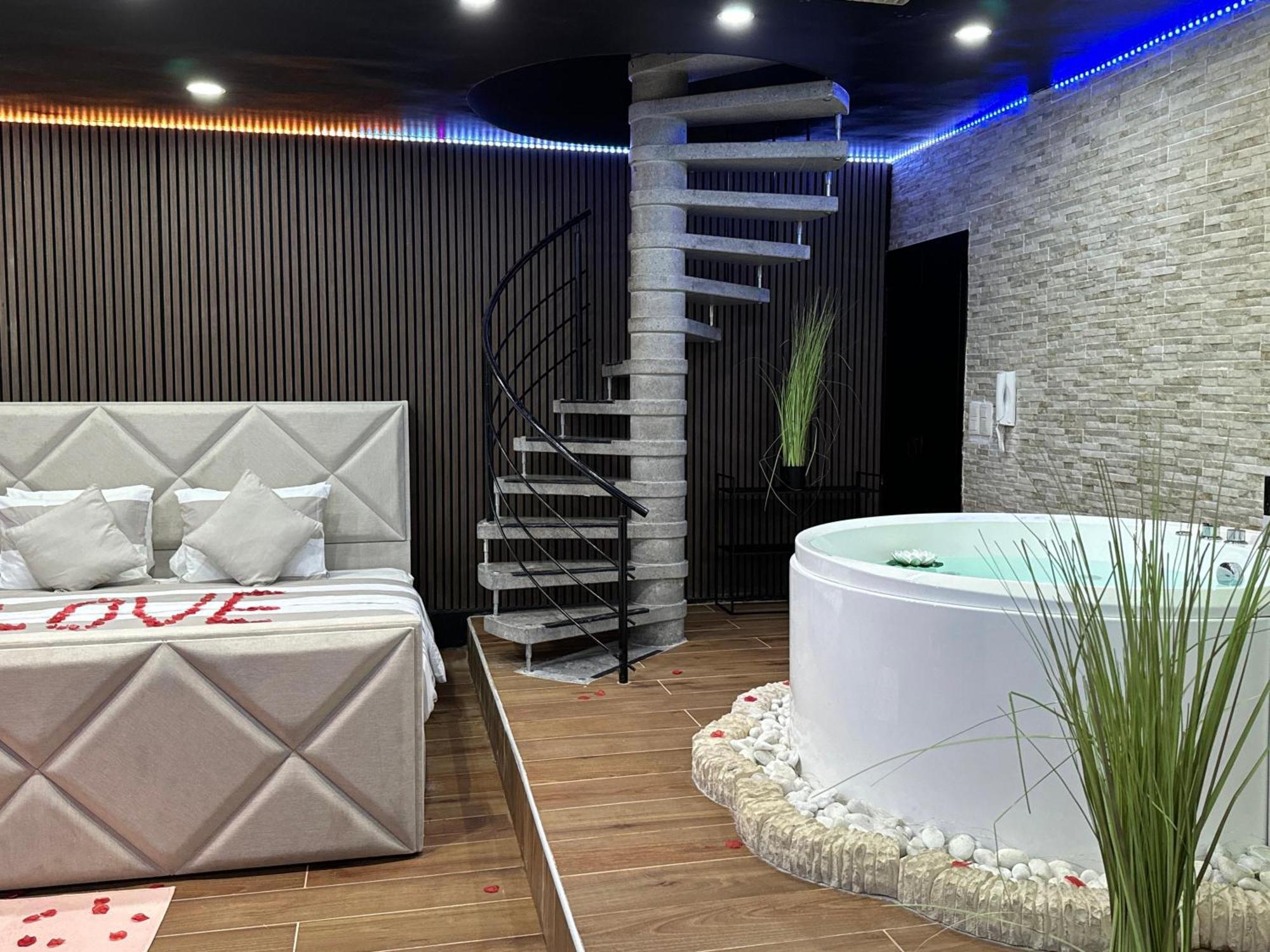 Love hotel Bolingo *